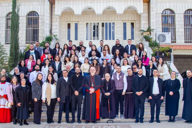 أعضاء لجان الأمانة العامّة للشبيبة المسيحيّة في فلسطين «شبيبة موطن يسوع» مع الإكليروس، الطيبة-الأراضي المقدّسة