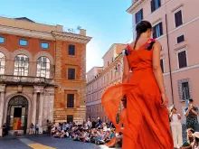 عرض أزياء لجمعيّة «تورّيس إيبورنيا» في روما