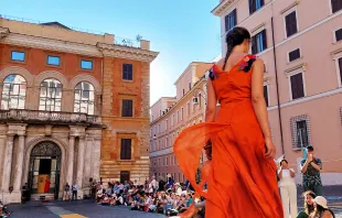 عرض أزياء لجمعيّة «تورّيس إيبورنيا» في روما مصدر الصورة: إلياس الترك/آسي مينا