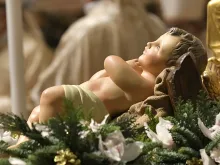 تمثال للطفل يسوع وُضِعَ في بازيليك القدّيس بطرس الفاتيكانيّة مساء 24 ديسمبر/كانون الأوّل 2024 في خلال الذبيحة الإلهيّة