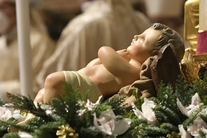 تمثال للطفل يسوع وُضِعَ في بازيليك القدّيس بطرس الفاتيكانيّة مساء 24 ديسمبر/كانون الأوّل 2024 في خلال الذبيحة الإلهيّة