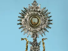 حافظة ذخائر تحوي أعجوبة مزار لانشانو الإفخارستيّ وفيها نسيج من عضلة قلب إنسان ودمه