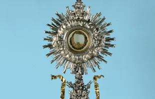 حافظة ذخائر تحوي أعجوبة مزار لانشانو الإفخارستيّ وفيها نسيج من عضلة قلب إنسان ودمه مصدر الصورة: مزار الأعجوبة الإفخارستيّة في لانشانو