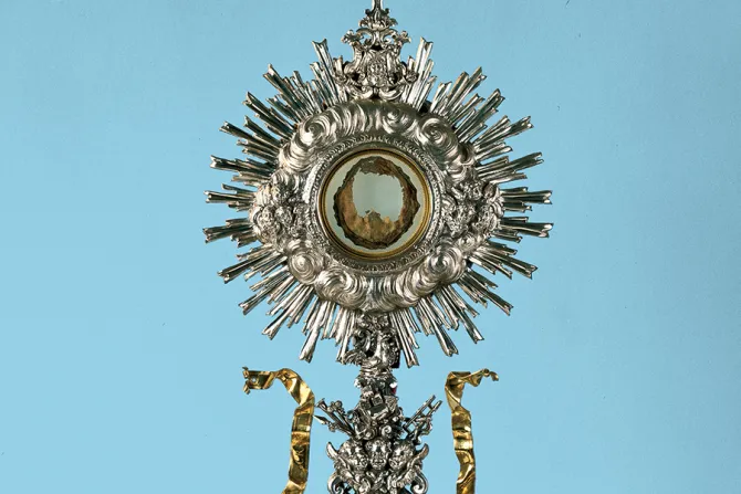 حافظة ذخائر تحوي أعجوبة مزار لانشانو الإفخارستيّ وفيها نسيج من عضلة قلب إنسان ودمه