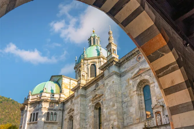 كاتدرائيّة العذراء سيّدة الانتقال في مدينة كومو الإيطاليّة