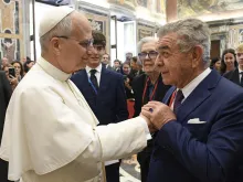 البابا لاوون الرابع عشر يلتقي في القصر الرسوليّ الفاتيكانيّ مشاركين في لقاء دراسات مخصّص لحياة خادم الله الكاردينال رافائيل ميري ديل فال ورسالته وخدمته