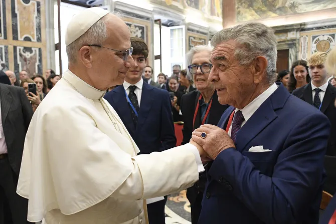 البابا لاوون الرابع عشر يلتقي في القصر الرسوليّ الفاتيكانيّ مشاركين في لقاء دراسات مخصّص لحياة خادم الله الكاردينال رافائيل ميري ديل فال ورسالته وخدمته