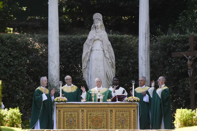 البابا لاوون الرابع عشر يحتفل بالذبيحة الإلهيّة في «قرية كُنْ مُسَبَّحًا»