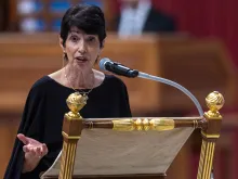 ديان فولي تشهد لمسيرة إيمانها في بازيليك القدّيس بطرس-الفاتيكان بعد قطع رأس ابنها في سوريا عام 2014