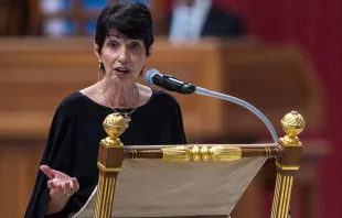 ديان فولي تشهد لمسيرة إيمانها في بازيليك القدّيس بطرس-الفاتيكان بعد قطع رأس ابنها في سوريا عام 2014 مصدر الصورة: فاتيكان ميديا