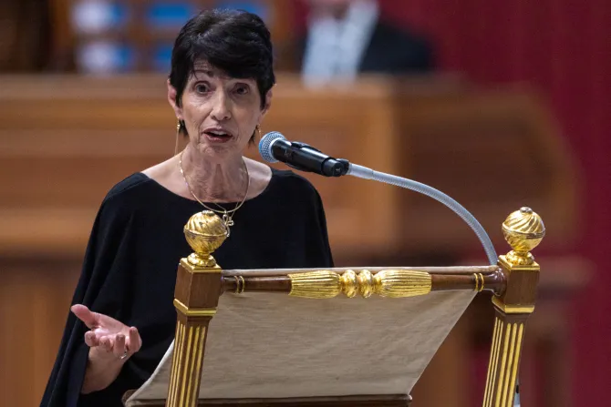 ديان فولي تشهد لمسيرة إيمانها في بازيليك القدّيس بطرس-الفاتيكان بعد قطع رأس ابنها في سوريا عام 2014