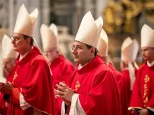 الكرادلة يحتفلون بالذبيحة الإلهيّة في بازيليك القدّيس بطرس الفاتيكانيّة لراحة نفس البابا فرنسيس في أبريل/نيسان 2025