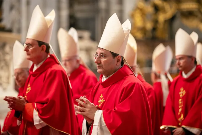 الكرادلة يحتفلون بالذبيحة الإلهيّة في بازيليك القدّيس بطرس الفاتيكانيّة لراحة نفس البابا فرنسيس في أبريل/نيسان 2025