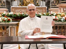 البابا لاوون الرابع عشر يوقّع رسالة «رسم خرائط جديدة للرجاء» في بازيليك القدّيس بطرس-الفاتيكان