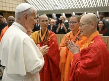 البابا لاوون الرابع عشر يلتقي ممثّلين عن مختلف الأديان العالميّة في قاعة بولس السادس الفاتيكانيّة