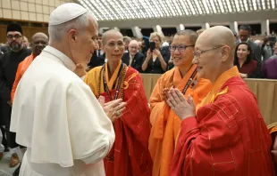 البابا لاوون الرابع عشر يلتقي ممثّلين عن مختلف الأديان العالميّة في قاعة بولس السادس الفاتيكانيّة مصدر الصورة: فاتيكان ميديا