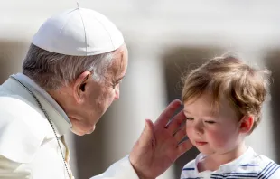 البابا فرنسيس يحيّي طفلًا في ساحة القدّيس بطرس-الفاتيكان مصدر الصورة: دانييل إيبانيز/آسي مينا