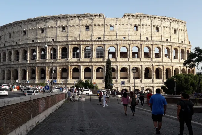 الملعب الرومانيّ الكولوسيوم-روما