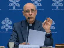 رئيس دائرة عقيدة الإيمان الفاتيكانيّة الكاردينال فيكتور فيرنانديز يقدّم إعلانًا بعنوان «كرامة لامتناهية» في دار الصحافة الفاتيكانيّة في 8 أبريل/نيسان الحالي