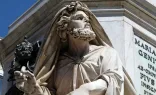 تمثال للنبيّ أشعيا في ساحة إسبانيا بالعاصمة الإيطاليّة روما