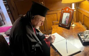 البطريرك يونان مساء أمس في مقرّ السفارة البابويّة- لندن، المملكة المتّحدة مصدر الصورة: بطريركيّة السريان الكاثوليك