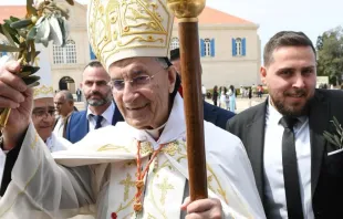 واجه الراعي في السنوات الأخيرة سلسلة من الضغوط الإعلاميّة لتقديم استقالته، إلّا أنّه واصل مسؤوليّاته الكنسيّة ويستعدّ اليوم لاستقبال البابا لاوون الرابع عشر في لبنان مصدر الصورة: البطريركيّة المارونيّة