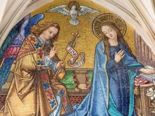 فسيفساء بشارة الملاك جبرائيل للعذراء مريم في مدخل كنيسة «مريم عند الشاطئ»-فيينا، النمسا