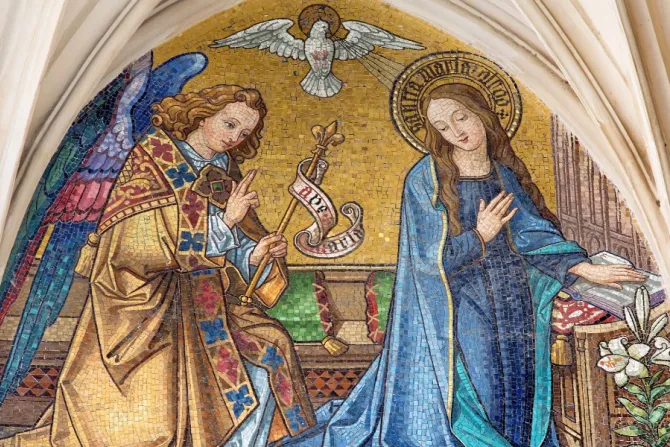 فسيفساء بشارة الملاك جبرائيل للعذراء مريم في مدخل كنيسة «مريم عند الشاطئ»-فيينا، النمسا