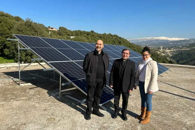 منظّمة «عون الكنيسة المتألّمة» تزوّد المركز الراعويّ في أبرشيّة البترون المارونيّة-لبنان بألواح الطاقة الشمسيّة