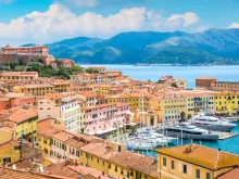 مرفأ بلدة بورتوفيرّايو في جزيرة إلبا الإيطاليّة