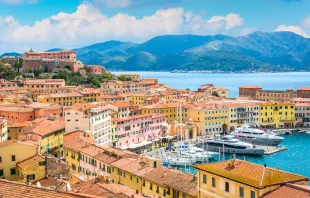 مرفأ بلدة بورتوفيرّايو في جزيرة إلبا الإيطاليّة مصدر الصورة: essevu/Shutterstock