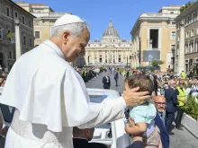 البابا لاوون الرابع عشر يبارك طفلًا في شارع كونشيلياتسيوني بمناسبة احتفاله بقدّاس عيد العنصرة في الفاتيكان (8 يونيو/حزيران 2025)