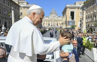 البابا لاوون الرابع عشر يبارك طفلًا في شارع كونشيلياتسيوني بمناسبة احتفاله بقدّاس عيد العنصرة في الفاتيكان (8 يونيو/حزيران 2025) مصدر الصورة: فاتيكان ميديا