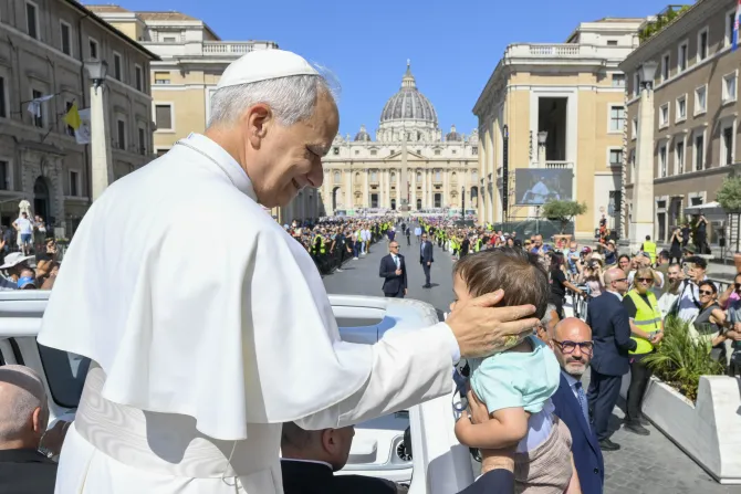 البابا لاوون الرابع عشر يبارك طفلًا في شارع كونشيلياتسيوني بمناسبة احتفاله بقدّاس عيد العنصرة في الفاتيكان (8 يونيو/حزيران 2025)