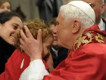 البابا بنديكتوس السادس عشر يقبّل طفلة
