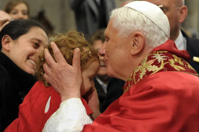 البابا بنديكتوس السادس عشر يقبّل طفلة
