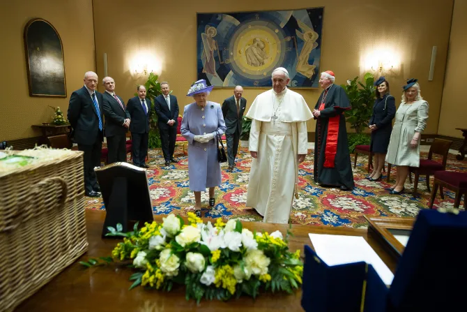 البابا فرنسيس والملكة إليزابيث الثانية في الفاتيكان