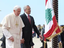 البابا بنديكتوس السادس عشر والرئيس ميشال سليمان في مطار بيروت الدولي