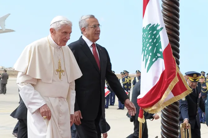 البابا بنديكتوس السادس عشر والرئيس ميشال سليمان على أرض مطار بيروت الدولي