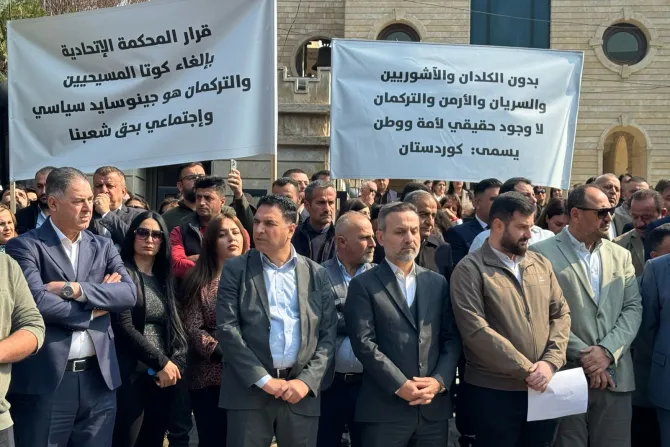 وقفة احتجاجيّة أمام كاتدرائيّة مار يوسف الكلدانيّة في مدينة أربيل العراقيّة