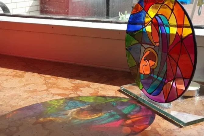 فنّانة سوريّة تُظهر إيمانها المسيحيّ بالرسم على الزجاج