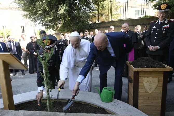 البابا لاوون الرابع عشر يترأّس الذبيحة الإلهيّة في كابيلّا مقرّ الشرطة في قرية كاستل غاندولفو الإيطاليّة