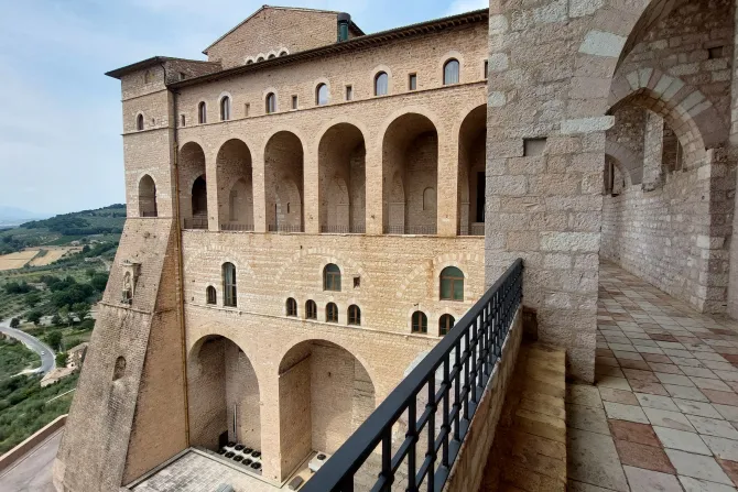 الدير المقدّس في أسّيزي الإيطاليّة