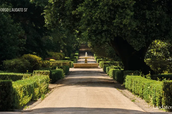 «قرية كُنْ مسبّحًا» في كاستل غاندولفو الإيطاليّة