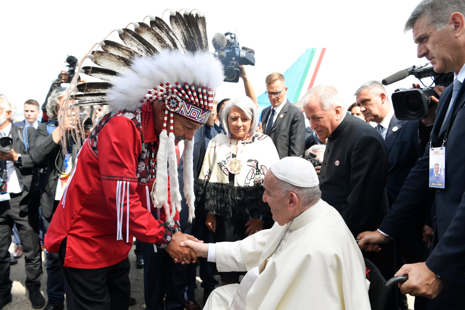 ممثل عن الشعوب الأصليّة الكنديّة يستقبل البابا على أرض المطار