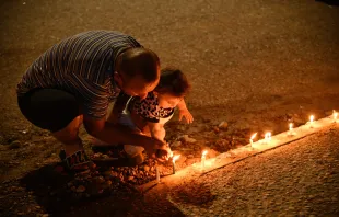 أهالي بغديدا يضيئون الشموع أمام كنيسة مار بهنام وأخته سارة مصدر الصورة: صفحة إذاعة صوت السلام-بغديدي