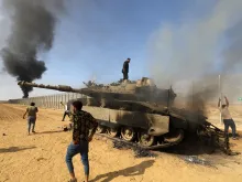 فلسطينيون يقتحمون الأراضي الإسرائيلية شرقي مدينة خان يونس جنوبي قطاع غزة في 7 أكتوبر/تشرين الأول الحالي