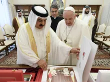 البابا فرنسيس يلتقي ملك البحرين في الفاتيكان