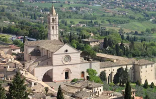 بازيليك القدّيسة كلارا في مدينة أسّيزي الإيطاليّة مصدر الصورة: Millionstock/Shutterstock