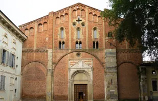 الواجهة الخارجيّة لبازيليك القدّيس بطرس في تشيل دورو-بافيا الإيطاليّة حيث ضريح القدّيس أغسطينوس مصدر الصورة: AD Creative/Shutterstock